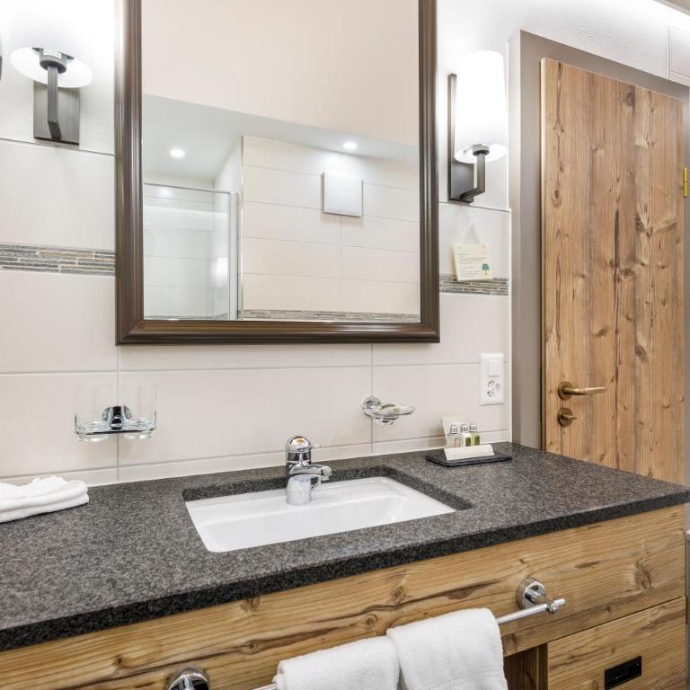 Eiger Mürren Swiss Quality Hotel - Unique Suite with 3 Bedrooms and Eiger mountain view - 12