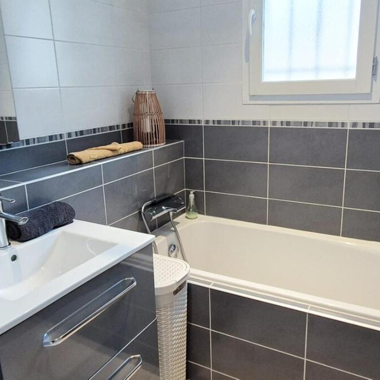 Charmante Villa avec Piscine Jardin et BBQ à 30min de Nice - Villa con 2 Camere da Letto - 30