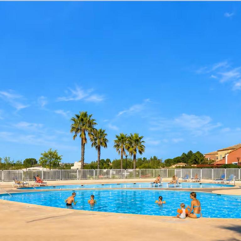 Maison avec plusieurs piscines intérieure et extérieure et parking à 15mn plage - Maison 2 Chambres - 16