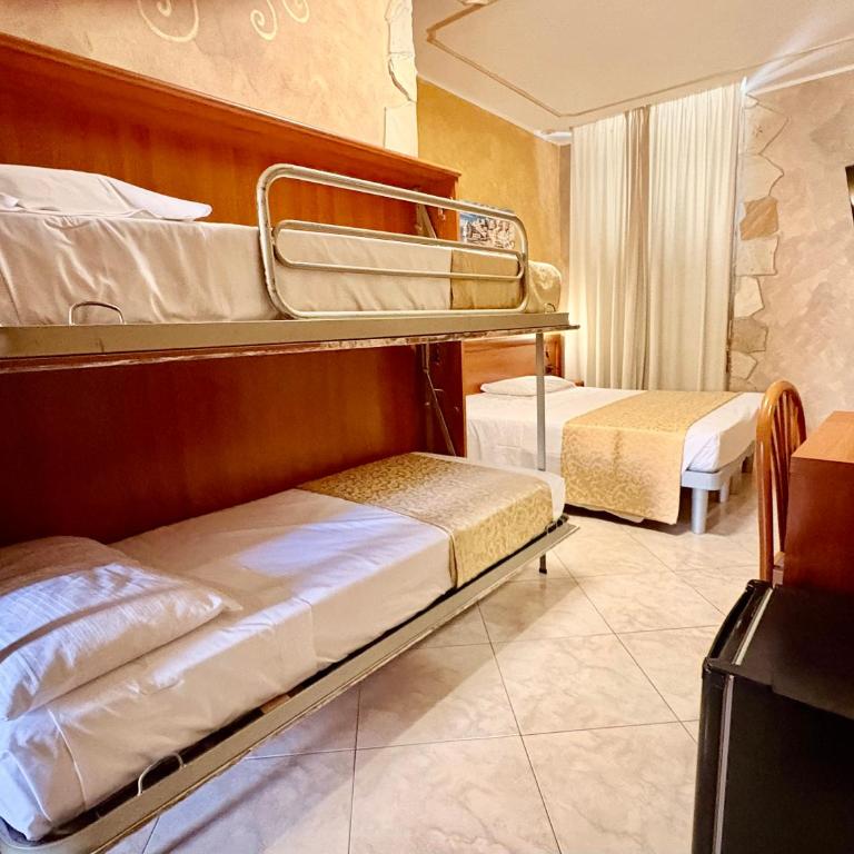 Albergo Posta - Camera Matrimoniale con Letto Supplementare - 2