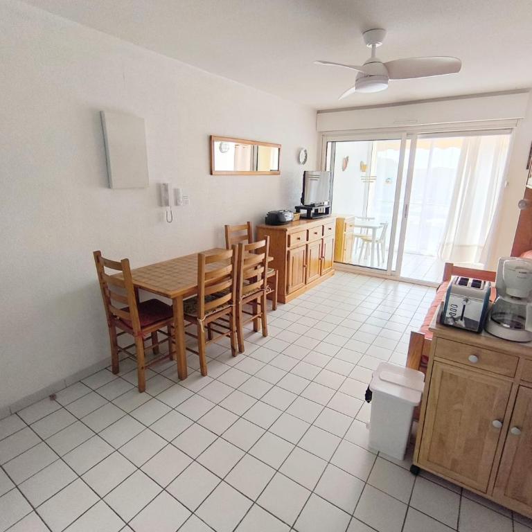 T2 pour 2-4pers, calme en résidence avec terrasse et parking privé à Port-Camargue - Apartamento de 1 dormitorio - 4
