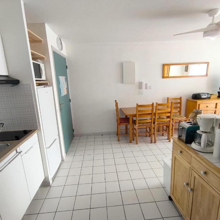 T2 pour 2-4pers, calme en résidence avec terrasse et parking privé à Port-Camargue - Apartamento de 1 dormitorio - 5