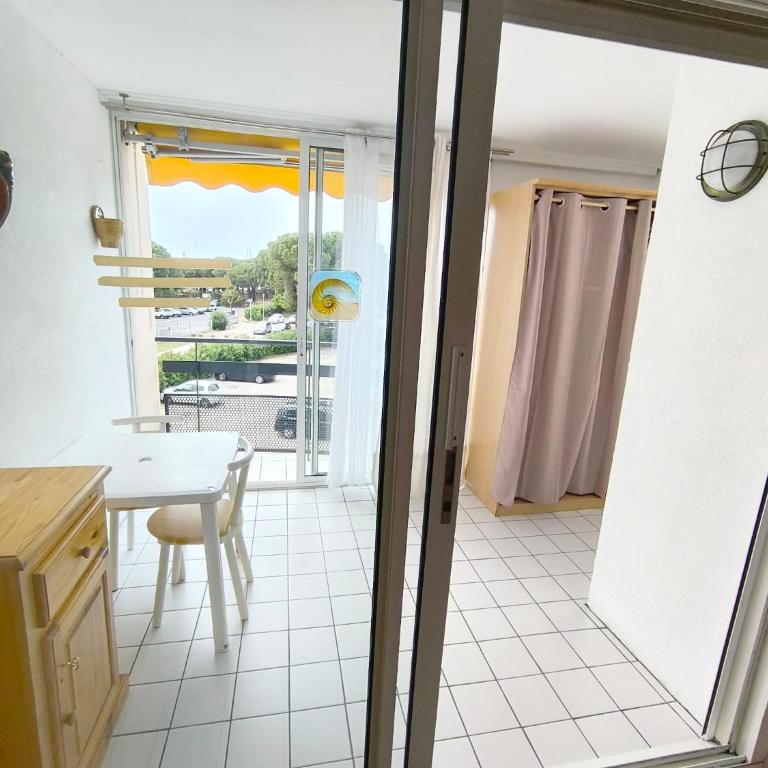 T2 pour 2-4pers, calme en résidence avec terrasse et parking privé à Port-Camargue - Apartamento de 1 dormitorio - 7