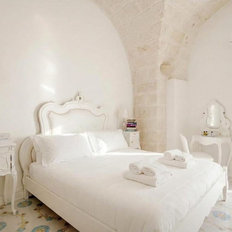 Elegant Comfort in the Historic Center-Palazzo Principessa - Camera Matrimoniale con Balcone e Vista Mare - 14