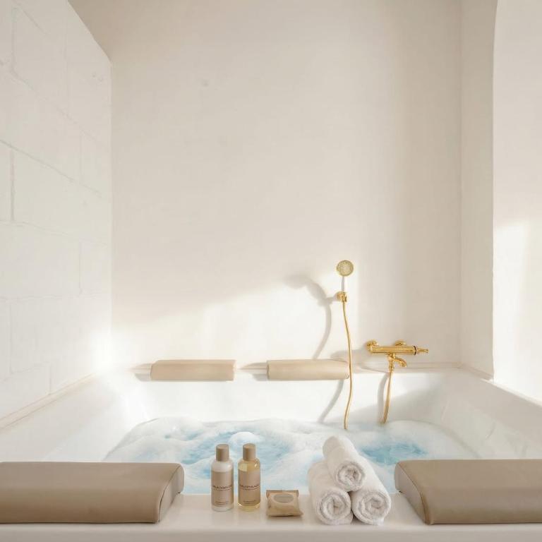 Elegant Comfort in the Historic Center-Palazzo Principessa - Camera Matrimoniale con Balcone e Vista Mare - 12