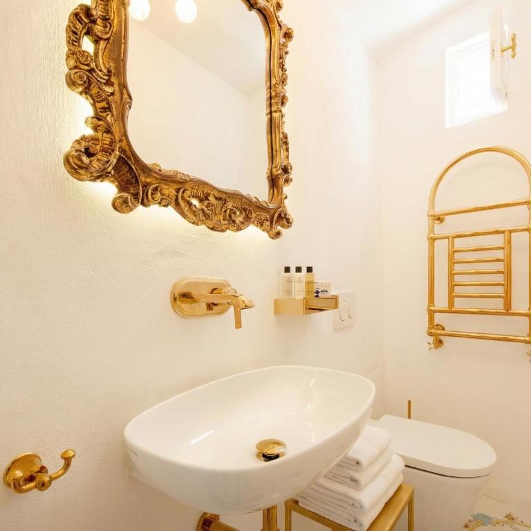 Elegant Comfort in the Historic Center-Palazzo Principessa - Camera Matrimoniale con Balcone e Vista Mare - 8