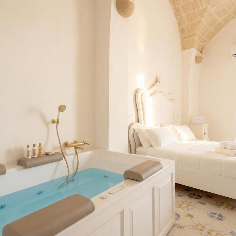 Elegant Comfort in the Historic Center-Palazzo Principessa - Camera Matrimoniale con Balcone e Vista Mare - 20