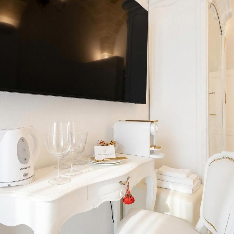 Elegant Comfort in the Historic Center-Palazzo Principessa - Camera Matrimoniale con Balcone e Vista Mare - 17