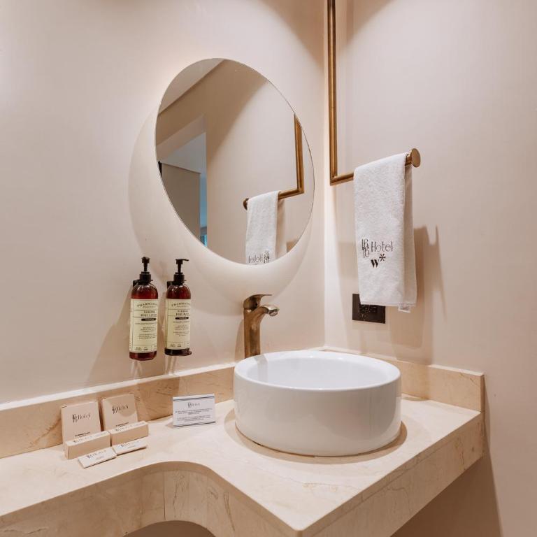 1616 Hotel - Superior Double Room with Two Double Beds with Bathtub - 1