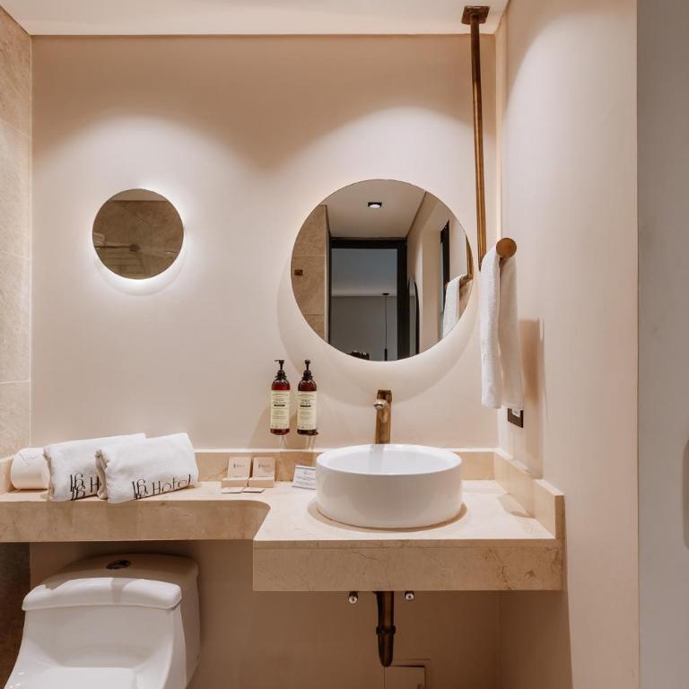 1616 Hotel - Superior Double Room with Two Double Beds with Bathtub - 3