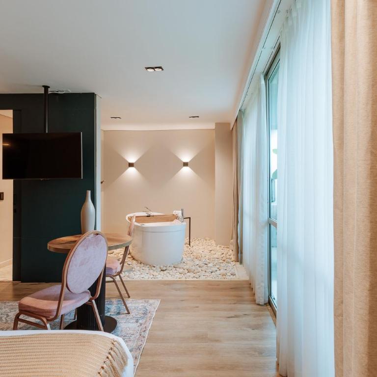 1616 Hotel - Superior Double Room with Two Double Beds with Bathtub - 8