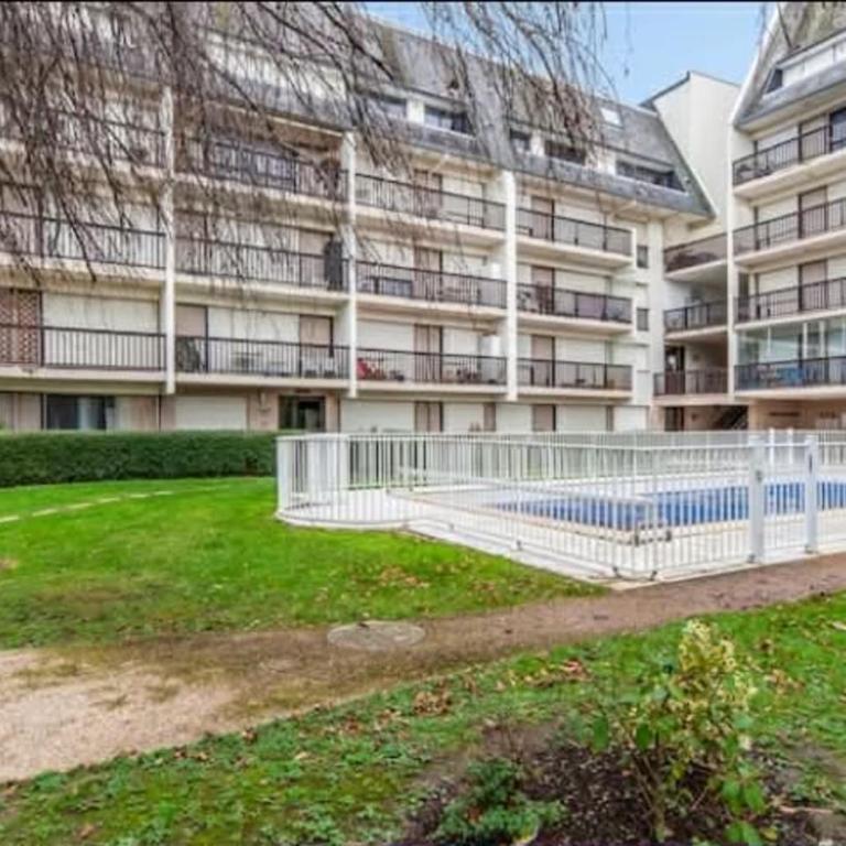 Swimming pool and view in Trouville-sur-Mer - Apartment - 9
