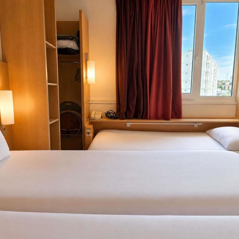 ibis Paris Porte d'Italie - Chambre Standard avec 2 Lits Simples et 1 Lit Enfant - 7