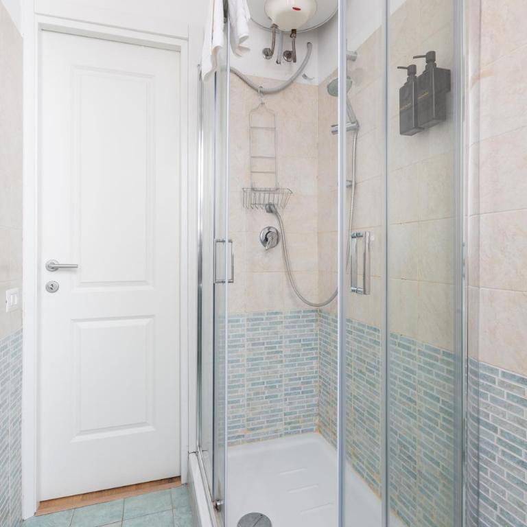 Imperium Testaccio Retreat - up to 7 pax, 2 balconies, 15 min to trastevere and metro station - Apartamento Deluxe de 2 dormitorios con balcón - 48