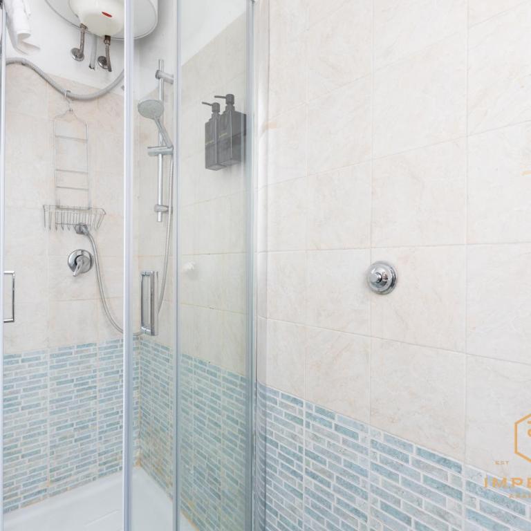 Imperium Testaccio Retreat - up to 7 pax, 2 balconies, 15 min to trastevere and metro station - Apartamento Deluxe de 2 dormitorios con balcón - 49