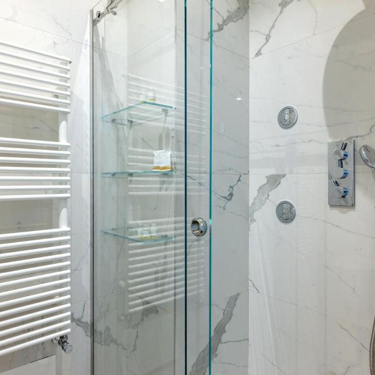 Up to 16 Guests - 3 Separate Apartments in One Building - Appartamento con 3 Camere da Letto - 6