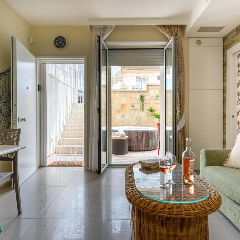 Up to 16 Guests - 3 Separate Apartments in One Building - Appartamento con 3 Camere da Letto - 82