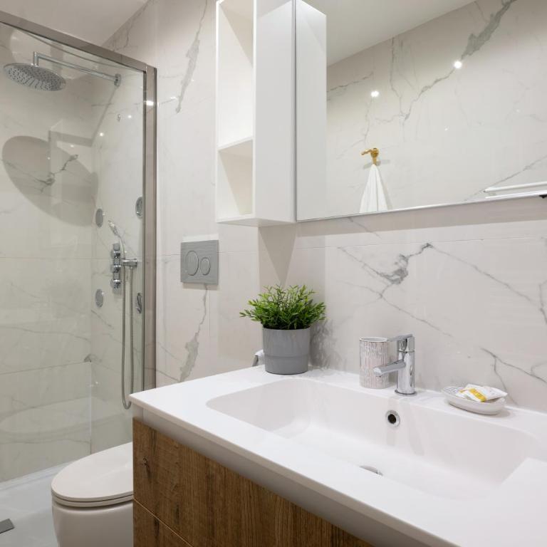 Up to 16 Guests - 3 Separate Apartments in One Building - Appartamento con 3 Camere da Letto - 85