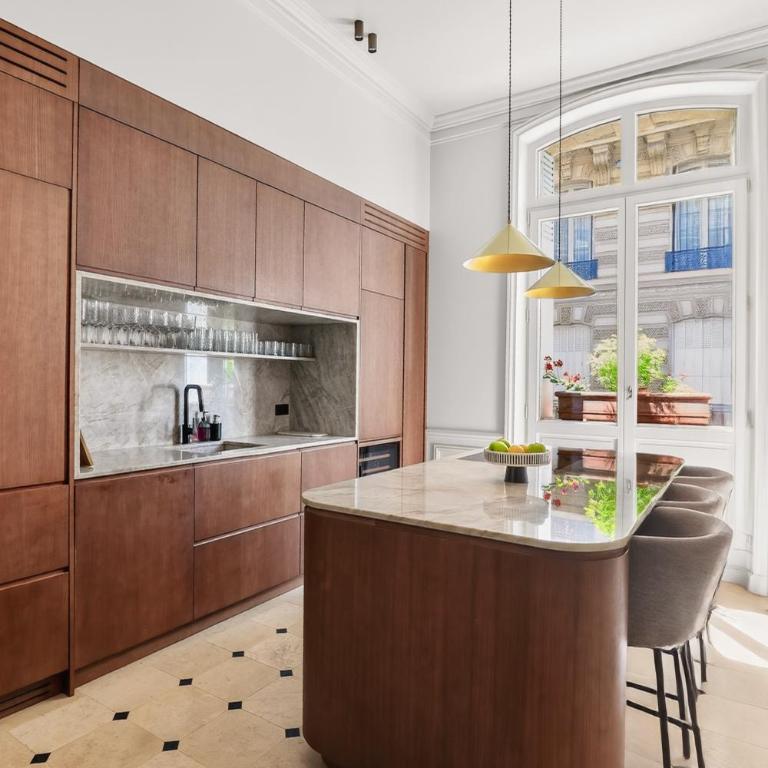 Prestigious Avenue Foch Apartment with Private Garden - Appartement - 35