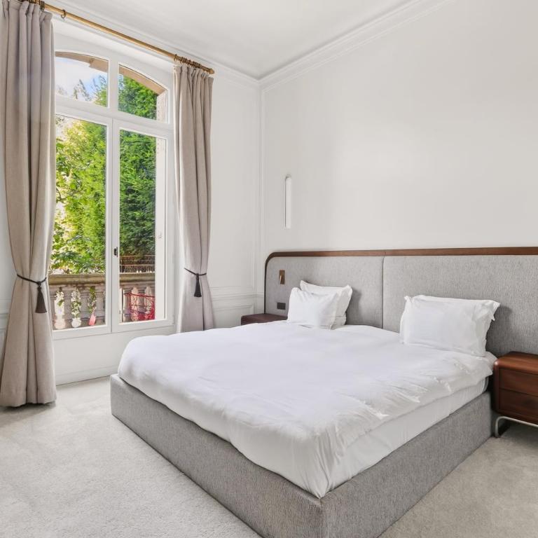 Prestigious Avenue Foch Apartment with Private Garden - Appartement - 32