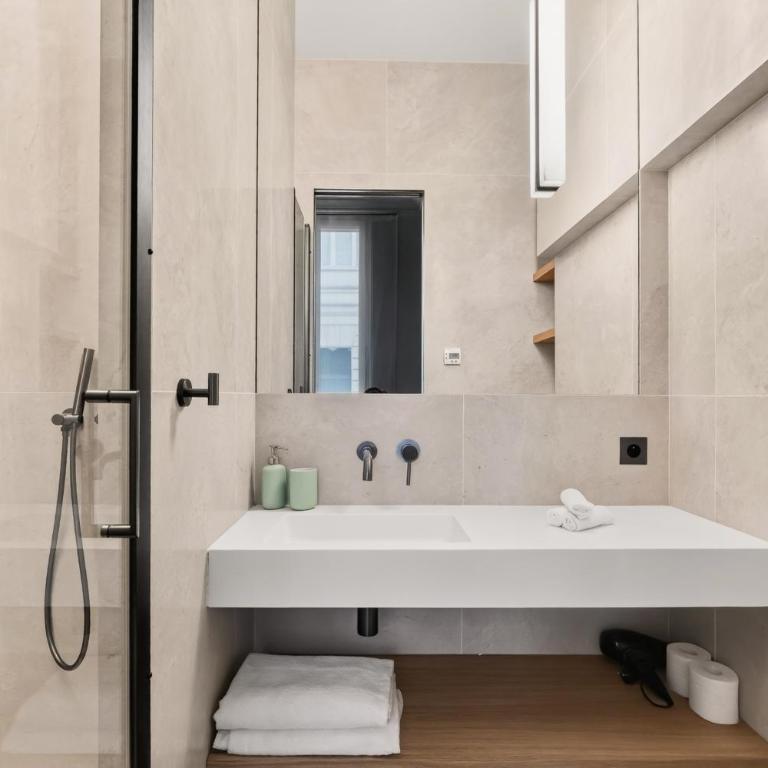 Prestigious Avenue Foch Apartment with Private Garden - Appartement - 42