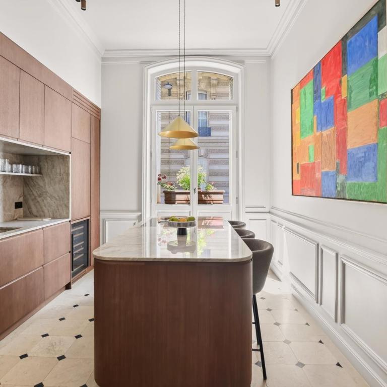 Prestigious Avenue Foch Apartment with Private Garden - Appartement - 45