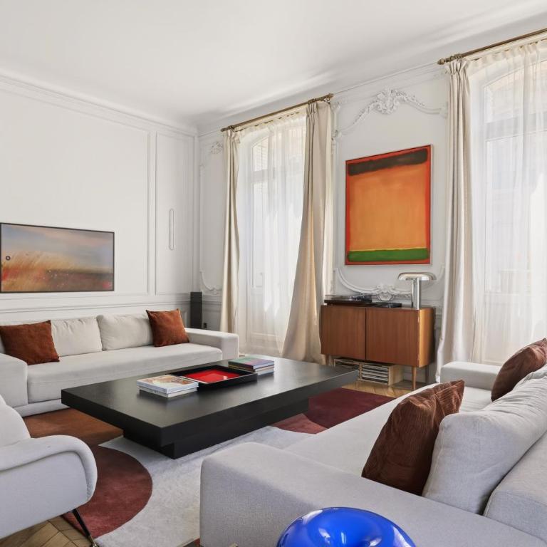 Prestigious Avenue Foch Apartment with Private Garden - Appartement - 58