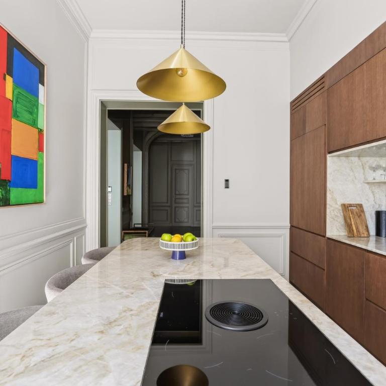 Prestigious Avenue Foch Apartment with Private Garden - Appartement - 61