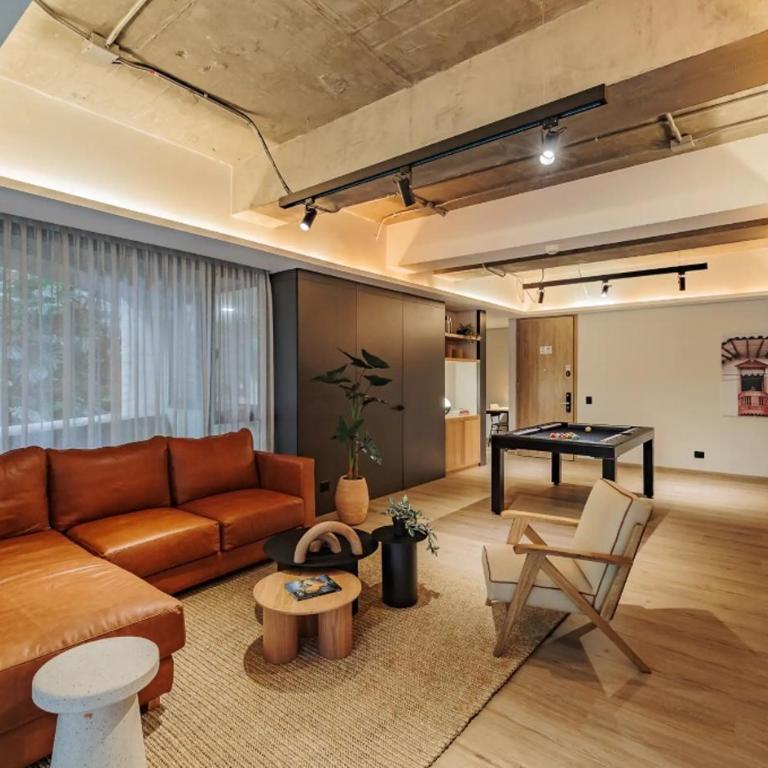 Apartamento recién remodelado, con mesa de billar Poblado - Three-Bedroom Apartment - 1