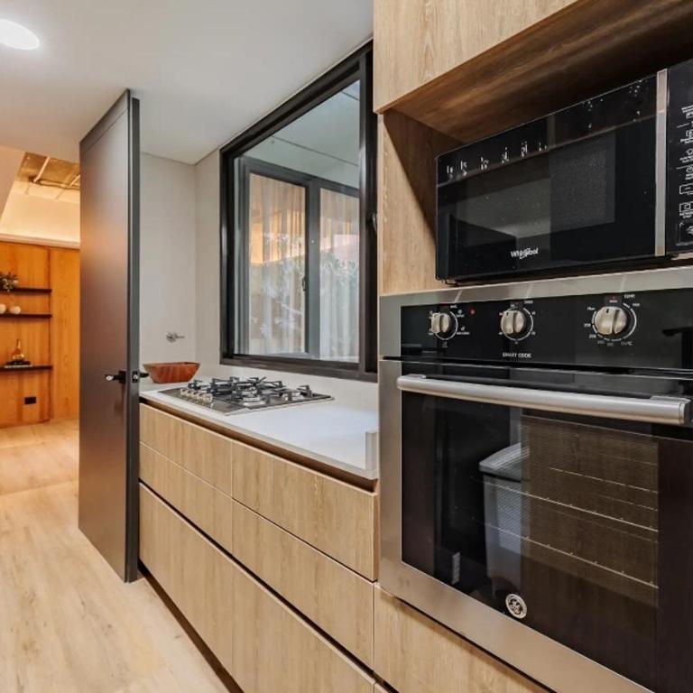 Apartamento recién remodelado, con mesa de billar Poblado - Three-Bedroom Apartment - 6