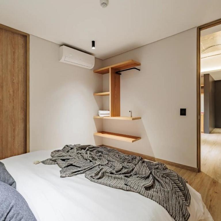 Apartamento recién remodelado, con mesa de billar Poblado - Three-Bedroom Apartment - 12