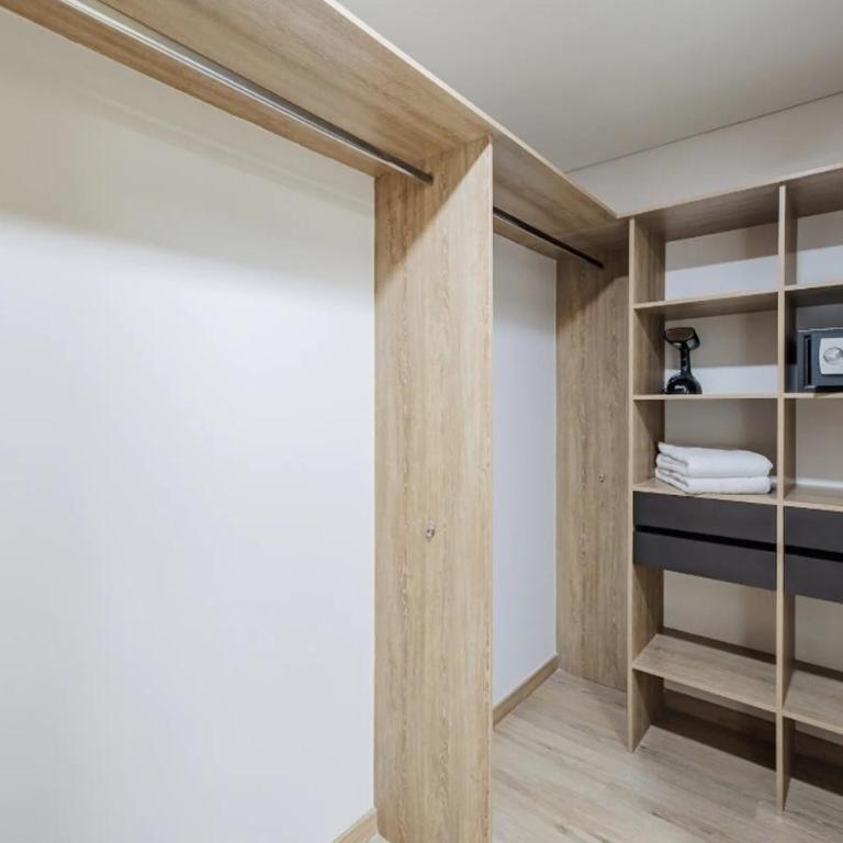 Apartamento recién remodelado, con mesa de billar Poblado - Three-Bedroom Apartment - 19
