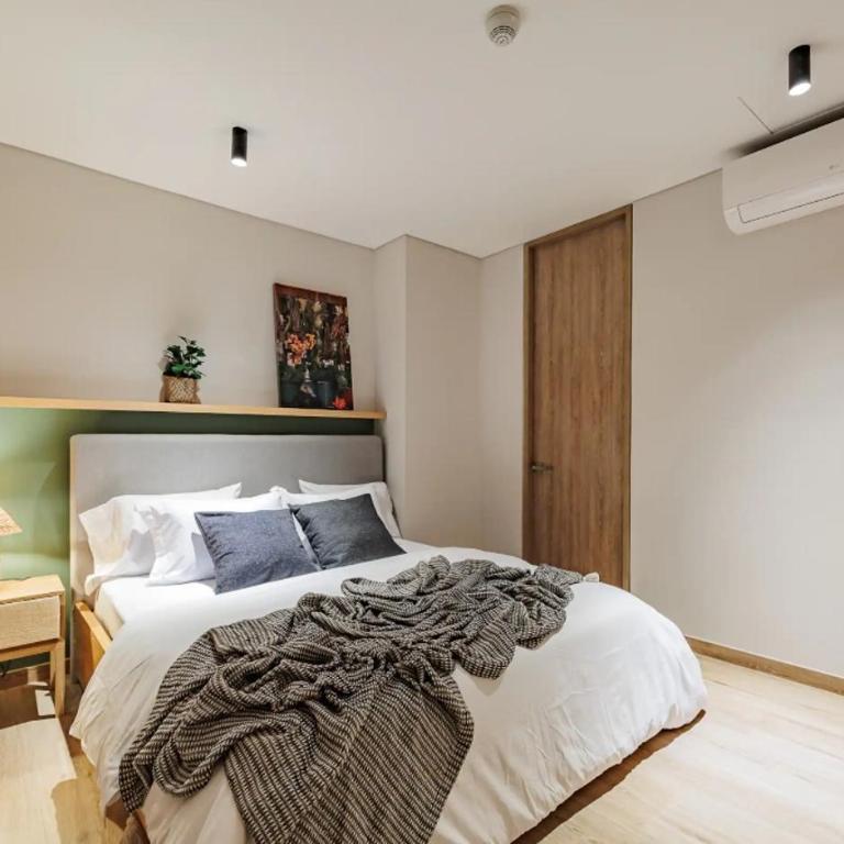 Apartamento recién remodelado, con mesa de billar Poblado - Three-Bedroom Apartment - 26