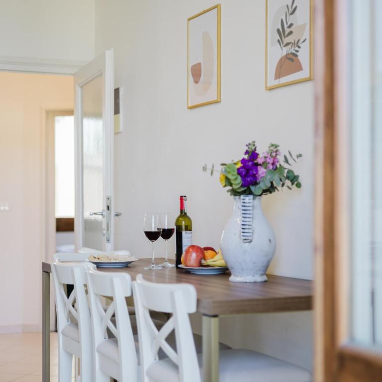 Puccinotti Hideaway - Two-Bedroom Apartment - 10