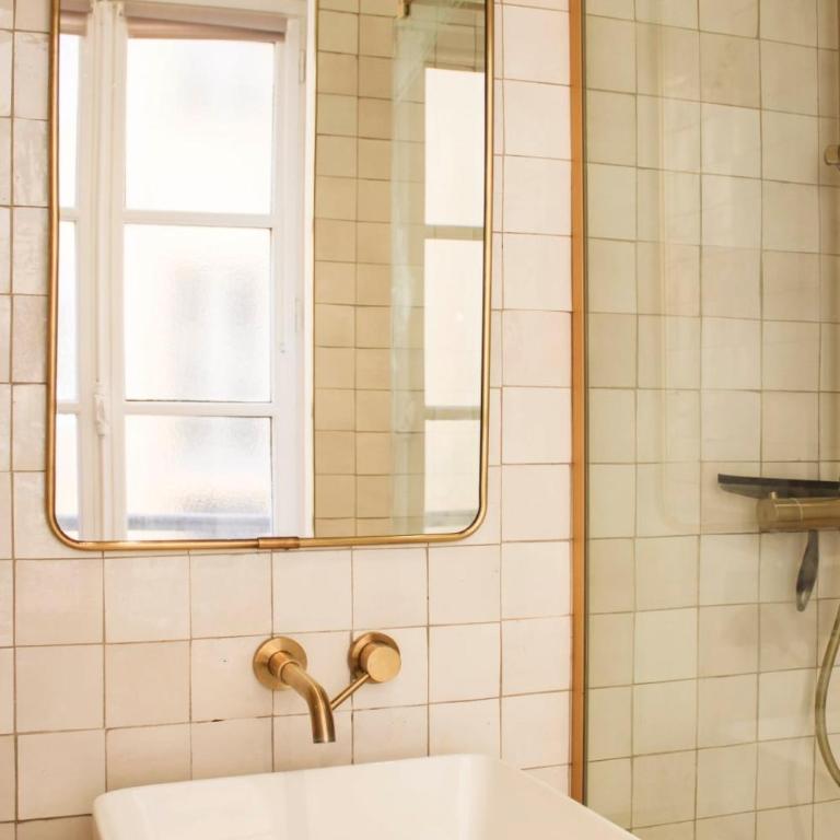 Apartment with balcony in the 9th arrondissement - Apartment - 9