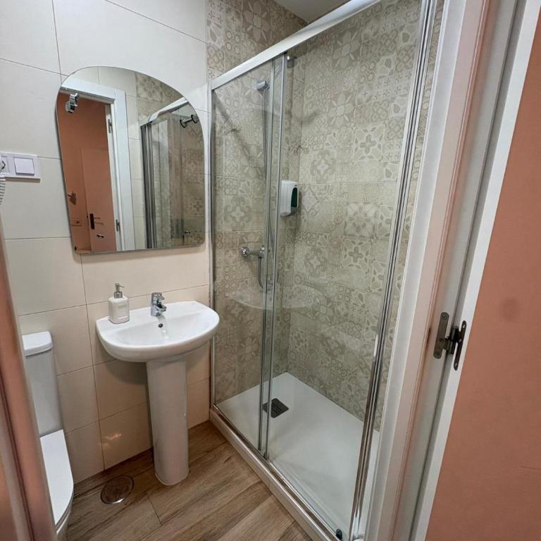 HOSTAL ANDREA GRANVIA - Habitación Doble Pequeña - 9