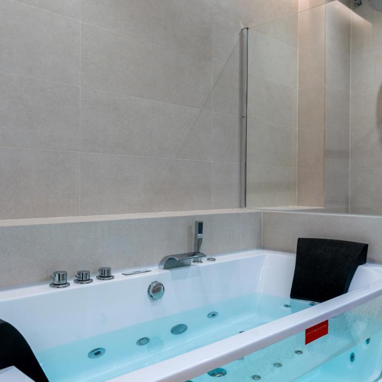 MR24 Sevilla en pareja Jacuzzi Aparcamiento Cargador electrico Buena ubicación - Apartamento de 1 dormitorio - 2