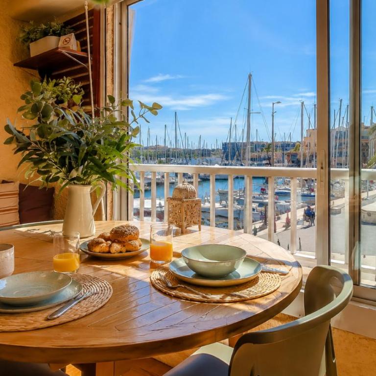 TERRASSE Vue MARINA - PARKING Privé - Port Commerces & PLAGE à PIED - Vue Exceptionnelle - RétroMirabeau "Côté Mer" - Studio avec Vue sur le Port - 1