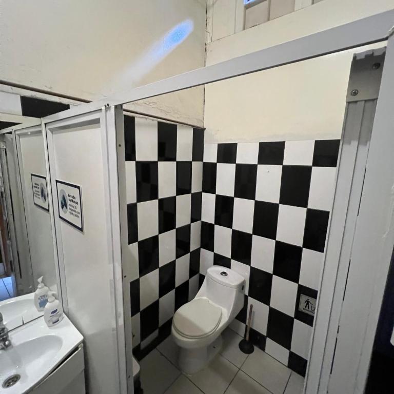 VOY Hostales - Poniente - Habitación Doble con baño compartido - 5