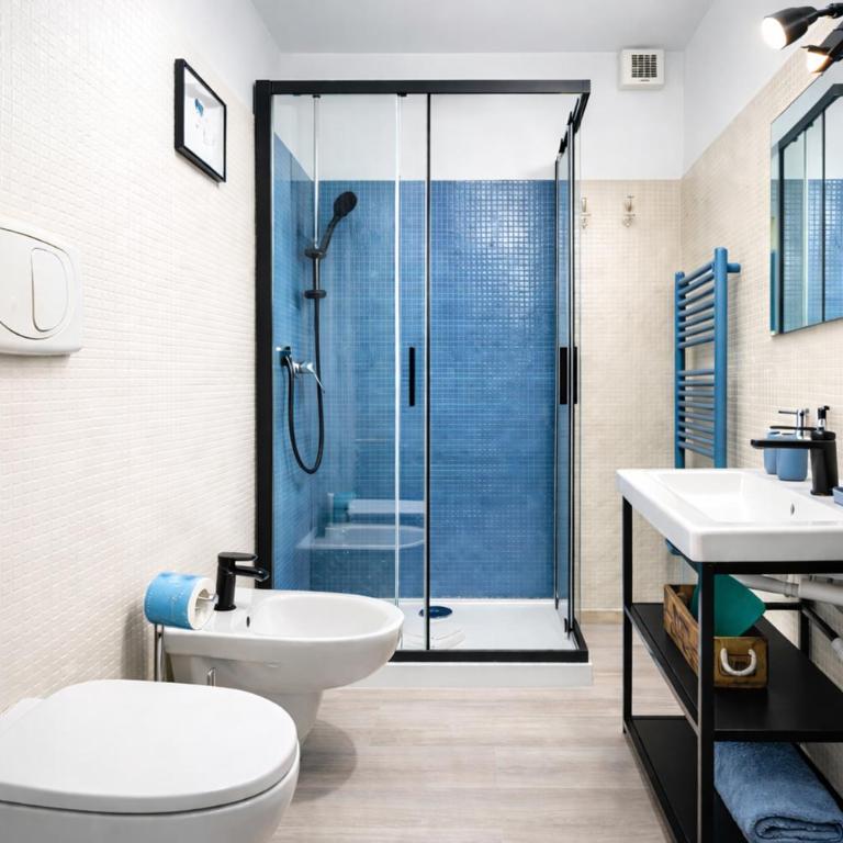 Glass Bridge Design Loft con Patio Privato - Vicino Stazione, Tram e Centro - Parcheggio Auto H24 a 6 minuti a Piedi - No ZTL - Appartamento con 1 Camera da Letto - 6