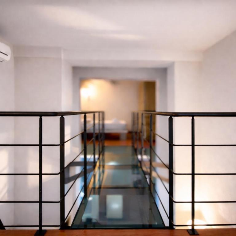 Glass Bridge Design Loft con Patio Privato - Vicino Stazione, Tram e Centro - Parcheggio Auto H24 a 6 minuti a Piedi - No ZTL - Appartamento con 1 Camera da Letto - 4