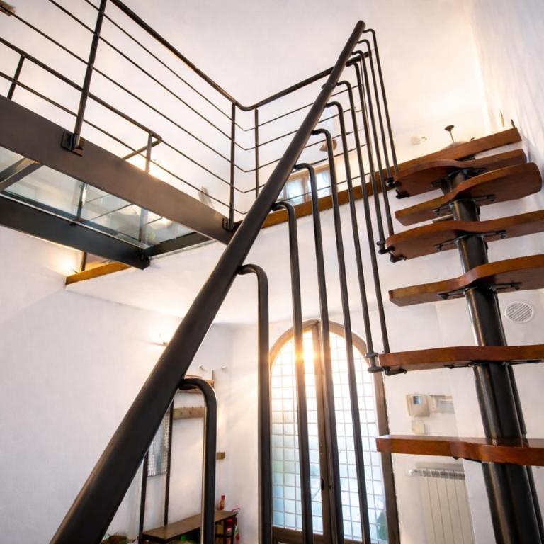Glass Bridge Design Loft con Patio Privato - Vicino Stazione, Tram e Centro - Parcheggio Auto H24 a 6 minuti a Piedi - No ZTL - Appartamento con 1 Camera da Letto - 12