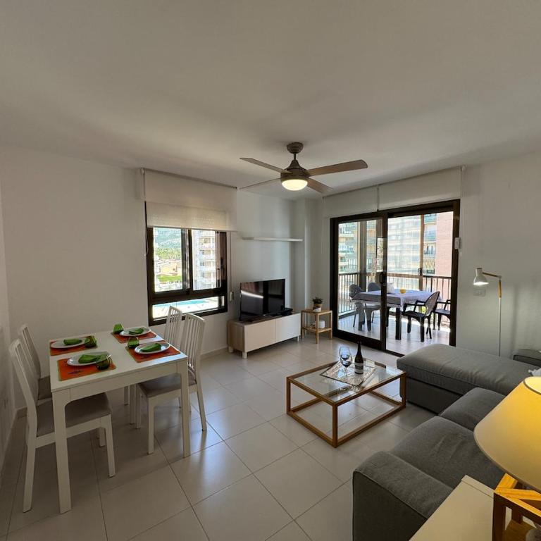 Beachfront apartment with a pool - Three-Bedroom Apartment with Sea View - 3