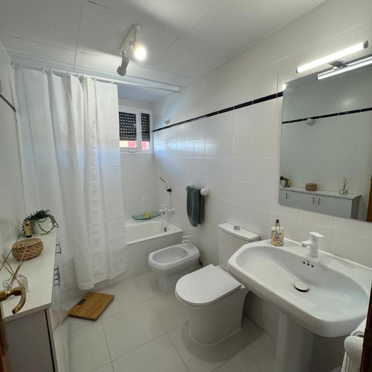 Beachfront apartment with a pool - Three-Bedroom Apartment with Sea View - 5