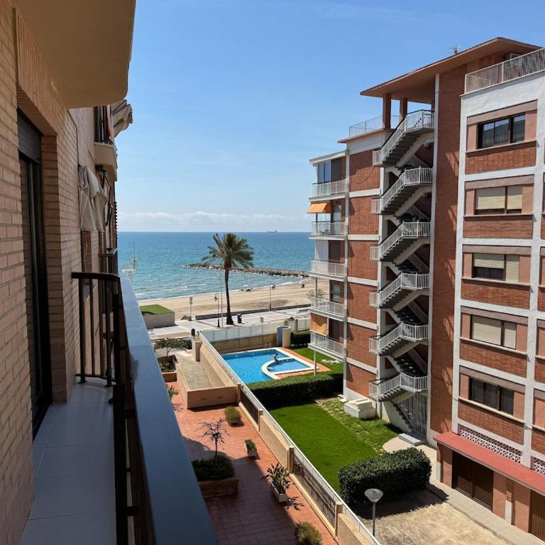 Beachfront apartment with a pool - Three-Bedroom Apartment with Sea View - 7