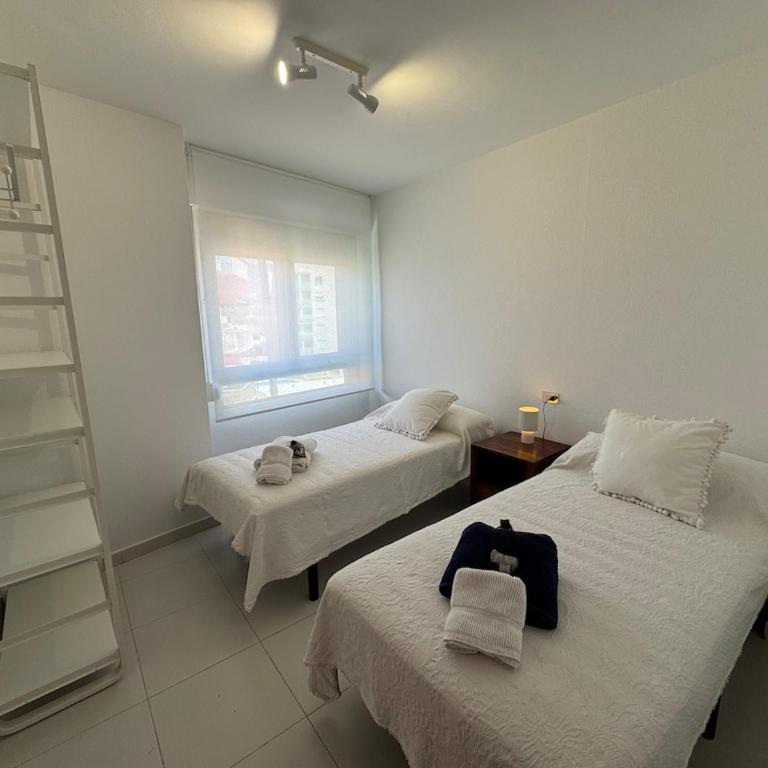 Beachfront apartment with a pool - Three-Bedroom Apartment with Sea View - 8