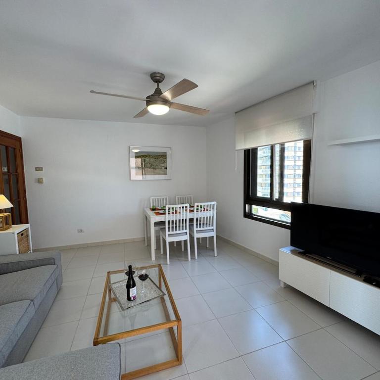Beachfront apartment with a pool - Three-Bedroom Apartment with Sea View - 11