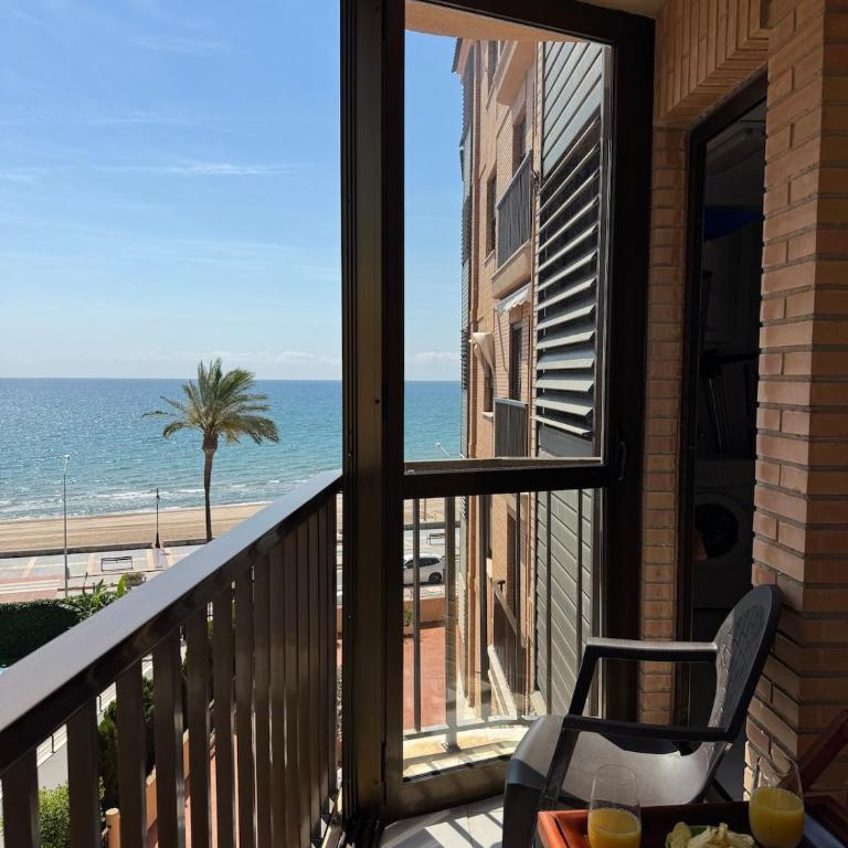 Beachfront apartment with a pool - Three-Bedroom Apartment with Sea View - 16