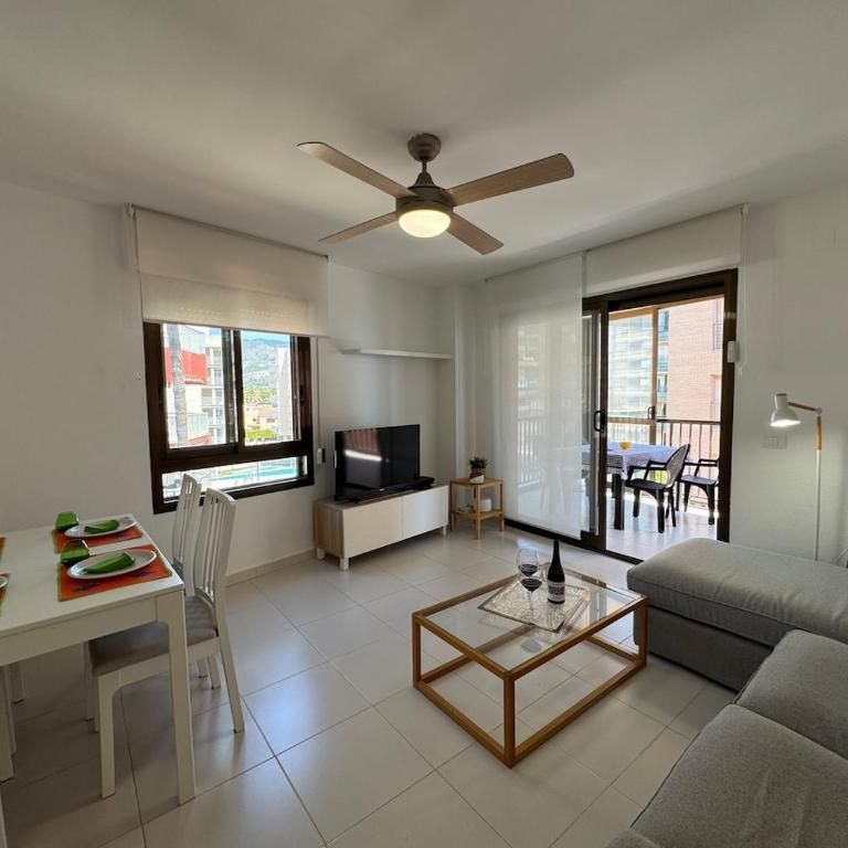 Beachfront apartment with a pool - Three-Bedroom Apartment with Sea View - 18
