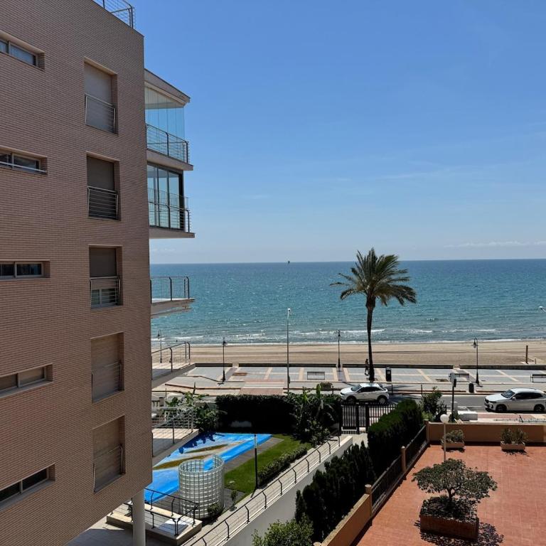 Beachfront apartment with a pool - Three-Bedroom Apartment with Sea View - 20